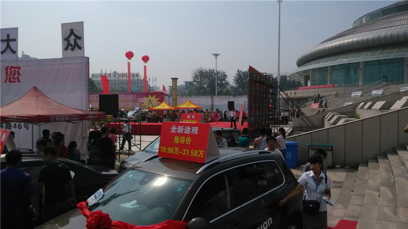 神车，没错，别的车你买到手都是比指导价低，神车的指导价只是看的，俺问销售小妹说：“这车便宜多少啊。”小妹白俺一眼，“俺们这次车展钜惠，只加价3000……”